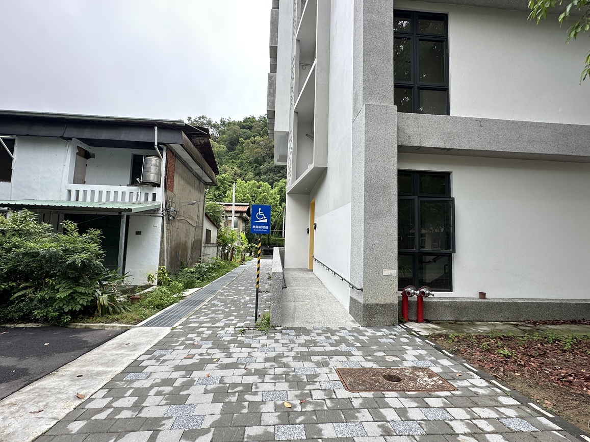 建築物無障礙通路:出入建築物以及建築物內通行至距無障礙設施之昇降設備、廁所盥洗室及樓梯等之無障礙通路,理學一館設有室外通路及無障礙坡道2處