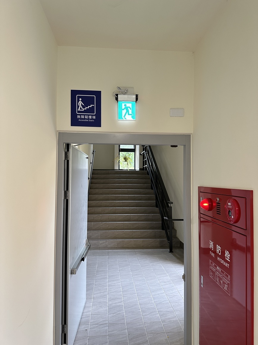 無障礙樓梯:理學一館設有2座無障礙樓梯並設置無障礙樓梯引導標誌。
