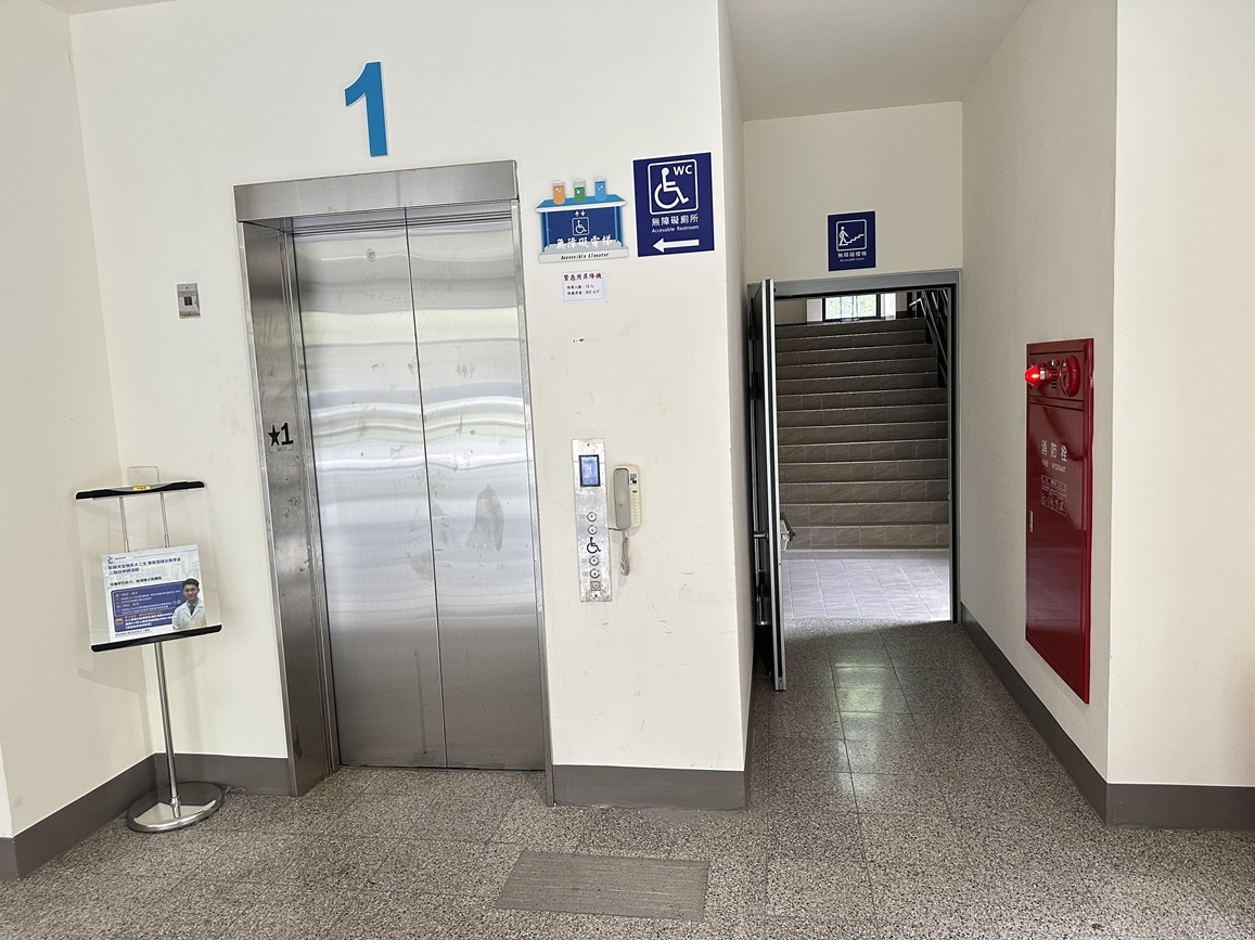 無障礙樓梯:理學一館設有2座無障礙樓梯並設置無障礙樓梯引導標誌