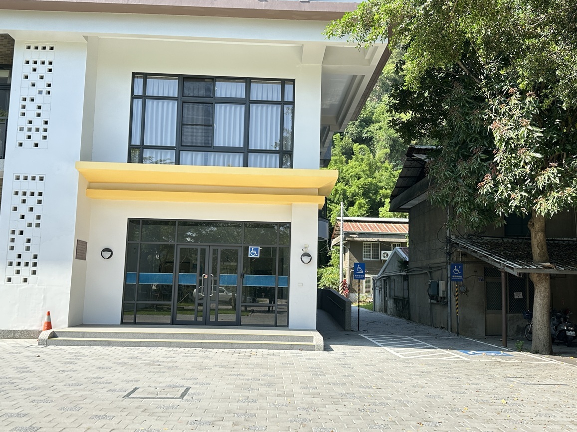 無障礙汽車停車空間:理學一館設有2處無障礙汽車停車位,優於法令規定數量。