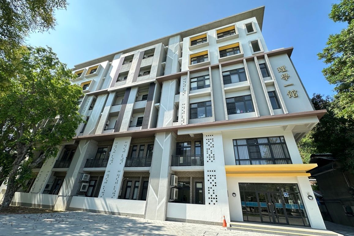 本校「理學1館」從全國大專校院參選建築中脫穎而出,榮獲最高榮譽「金質獎」,並獲1,000萬元獎勵。