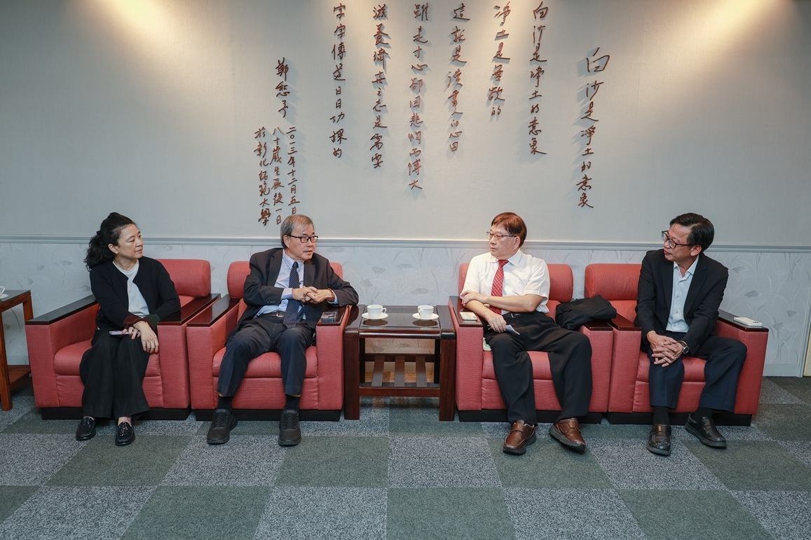 教育部鄭英耀部長與本校師長會談教育實習現況(由左至右:本校師資培育中心陳怡慧主任、教育部鄭英耀部長、本校陳明飛校長、本校曾育民副校長)