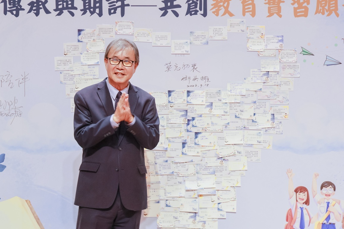 教育部鄭英耀部長以本校畢業校友的學長的身分,鼓勵現場的學弟妹「莫忘初衷」。