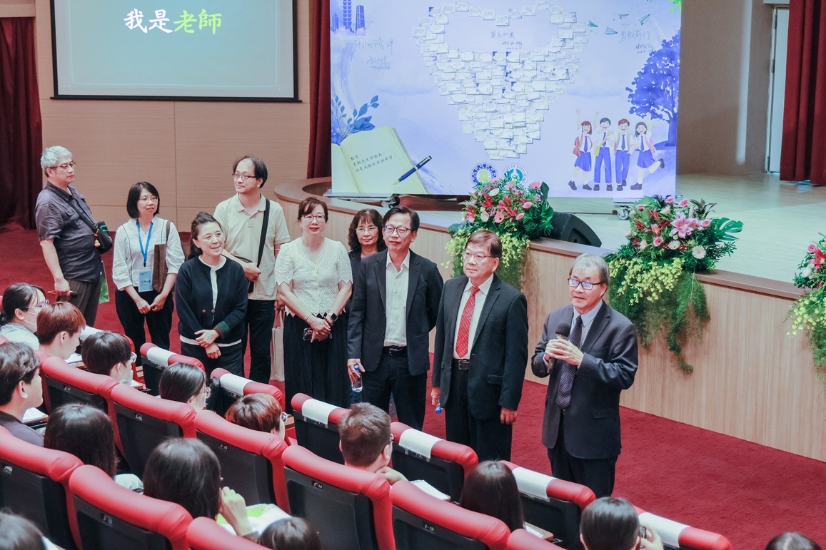 教育部鄭英耀部長與現場的教育實習學生交流教學現場經驗。