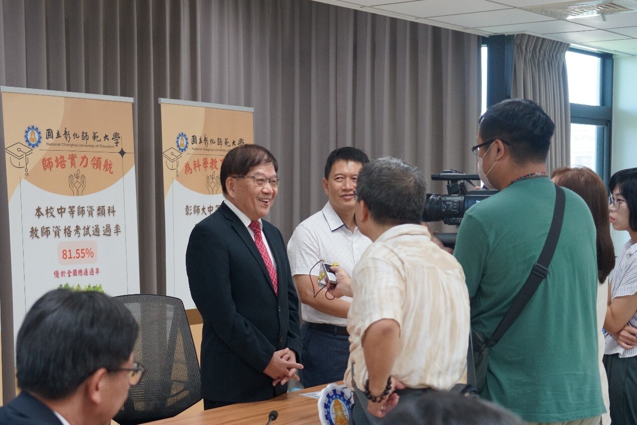 本校陳明飛校長與科學教育研究所鄭章華所長一同接受記者群聯訪