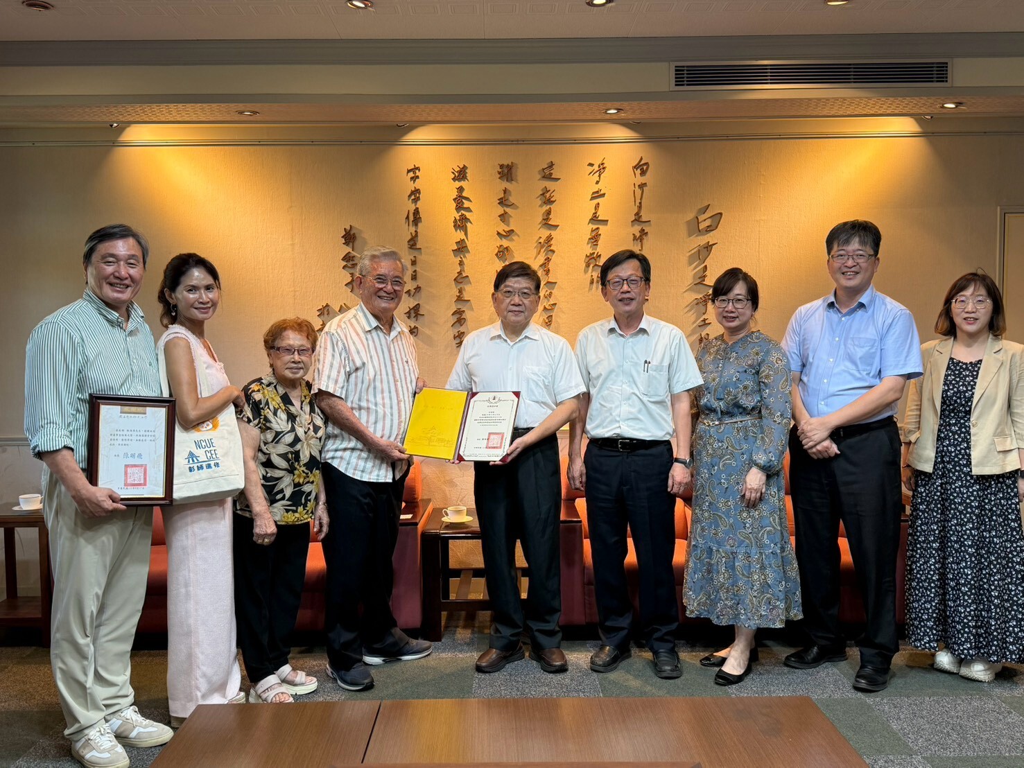 陳明飛校長致贈林海濱老師就讀本校40學分班之結業證明