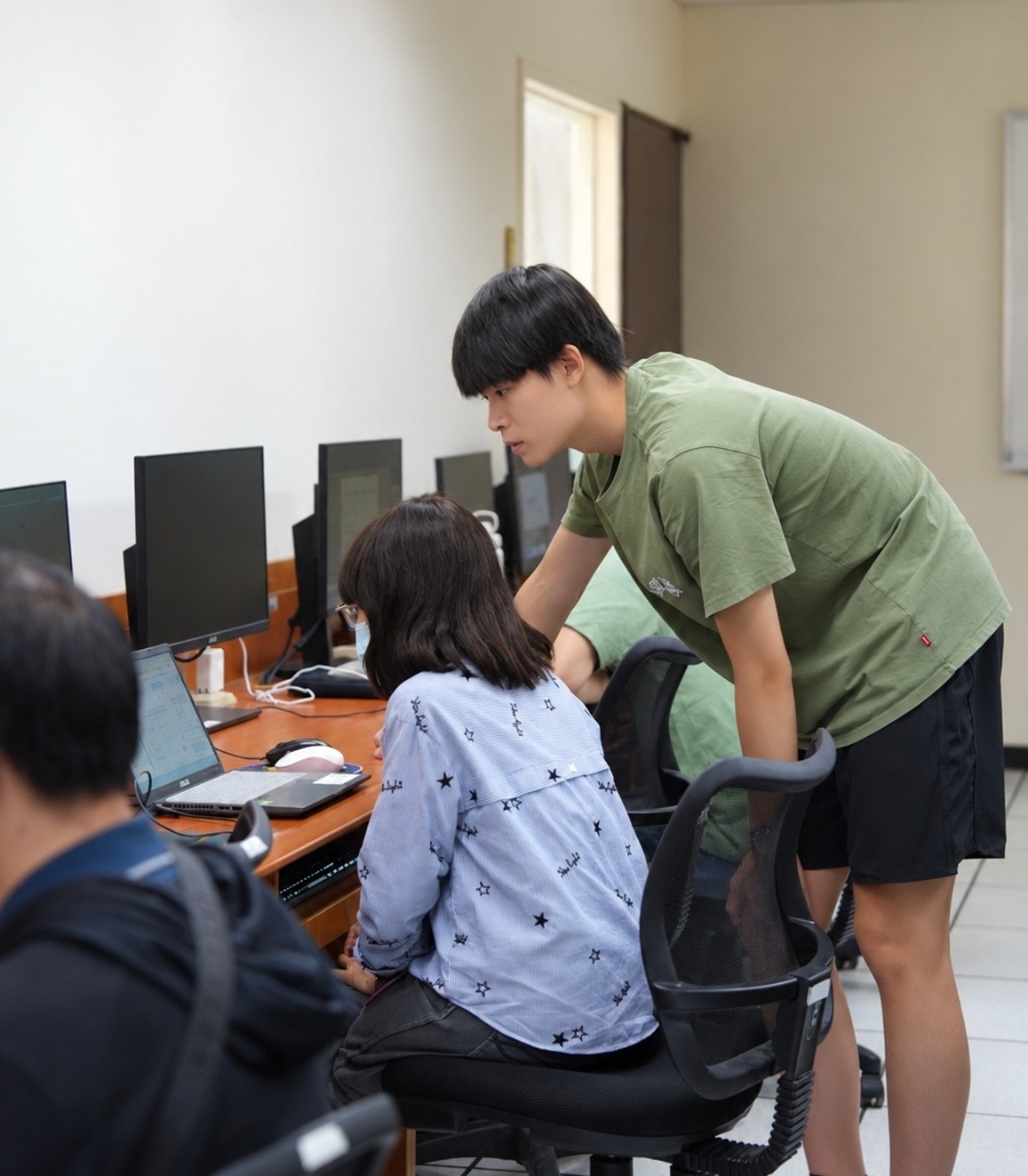 教學助理教協助教師進行數位工具實作操作