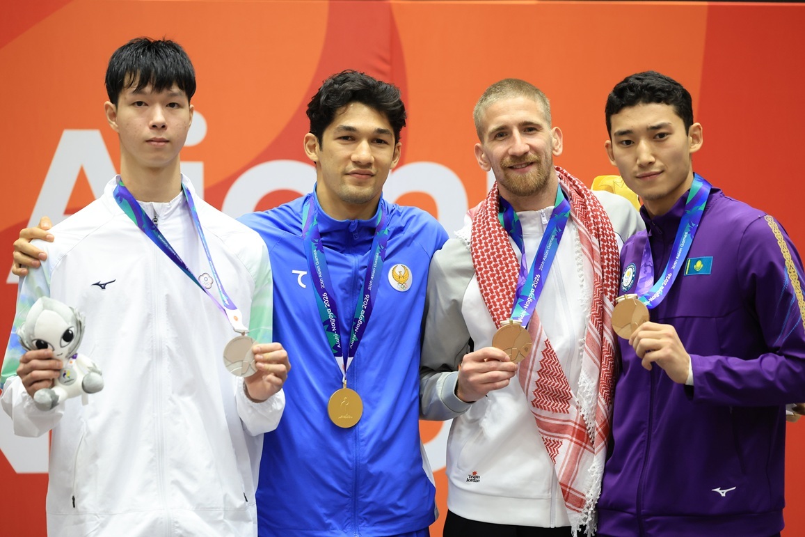 運動學系洪俊義同學(左1)榮獲2026亞運銀牌。
