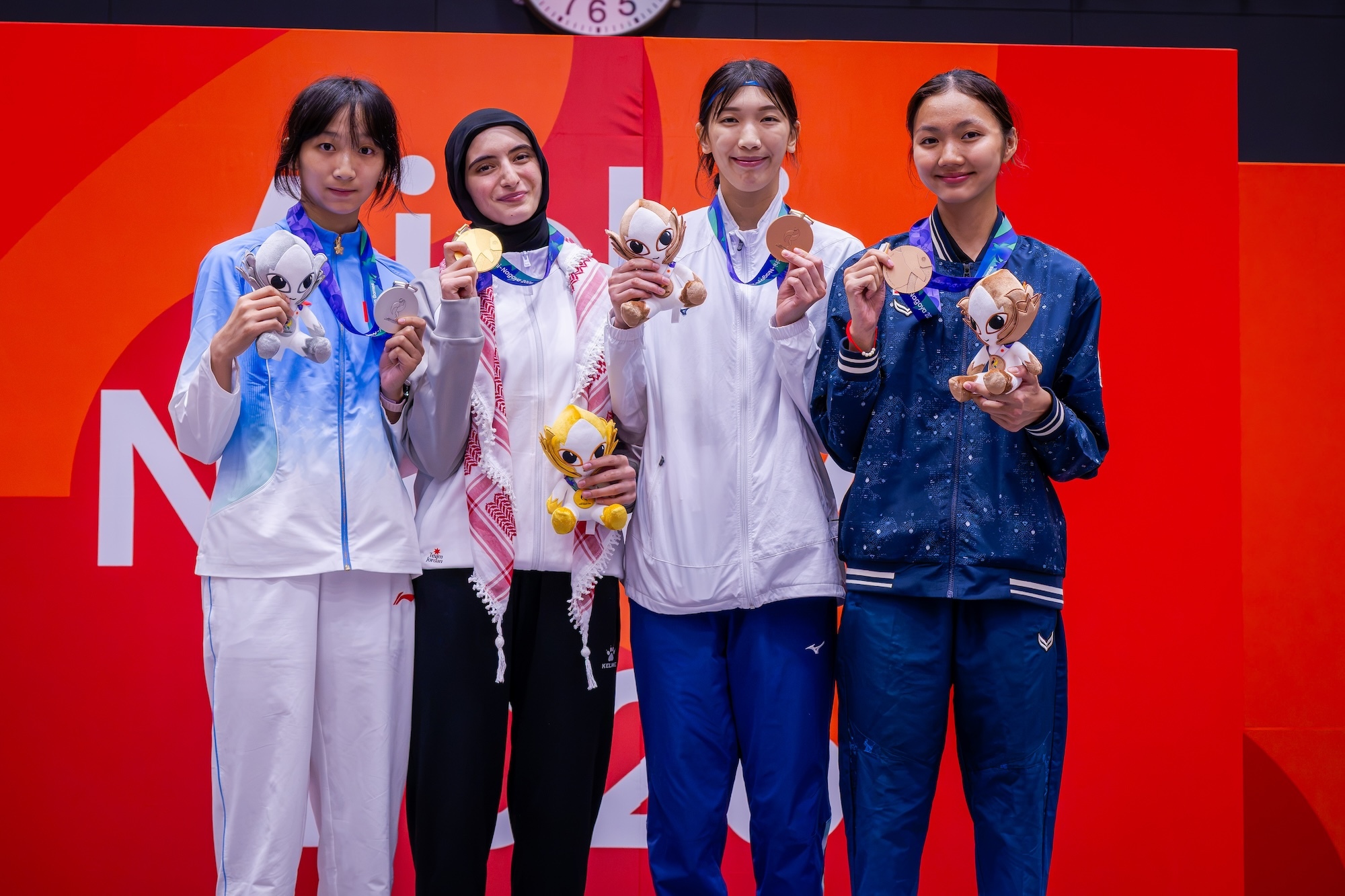 運動學系林唯均同學(右2)榮獲2026亞運銅牌。