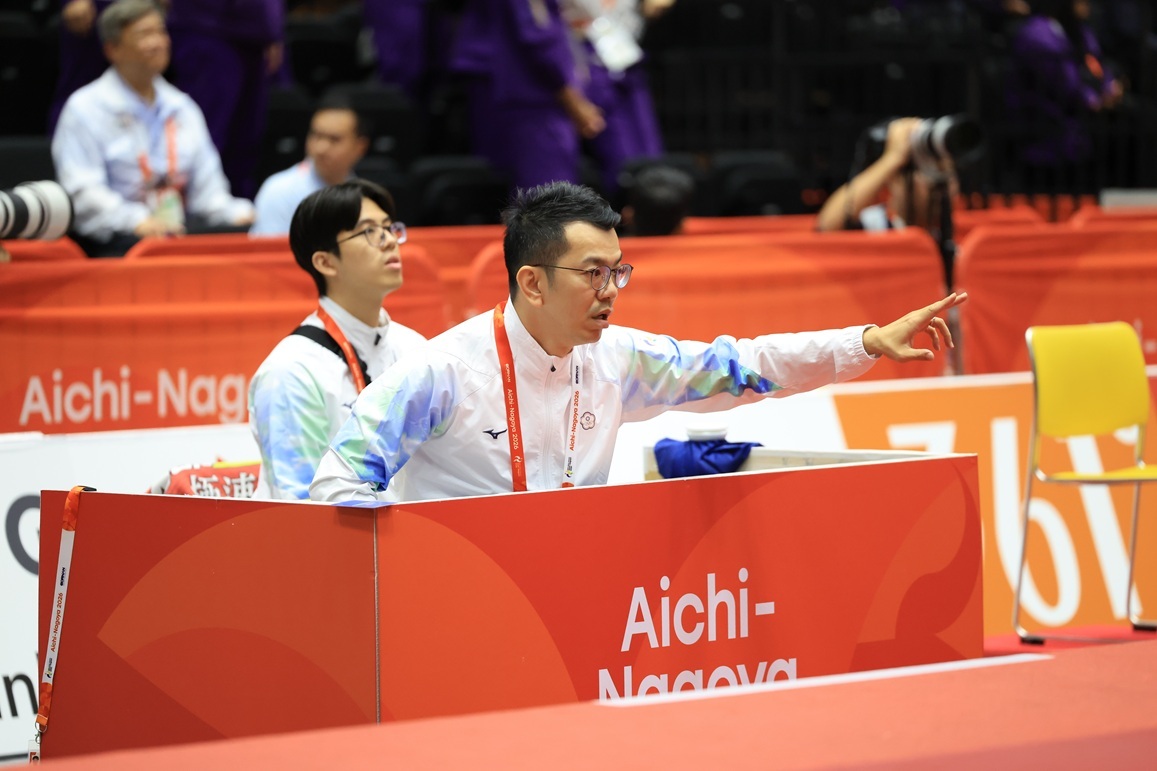 運動學系蘇泰源教授場邊指導精彩畫面。