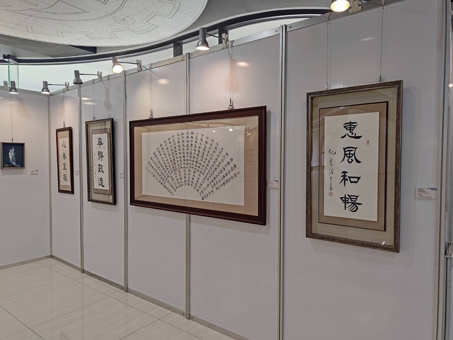 知名教育家紀寶活校長傾力相助,提供多幅墨寶參與義賣。