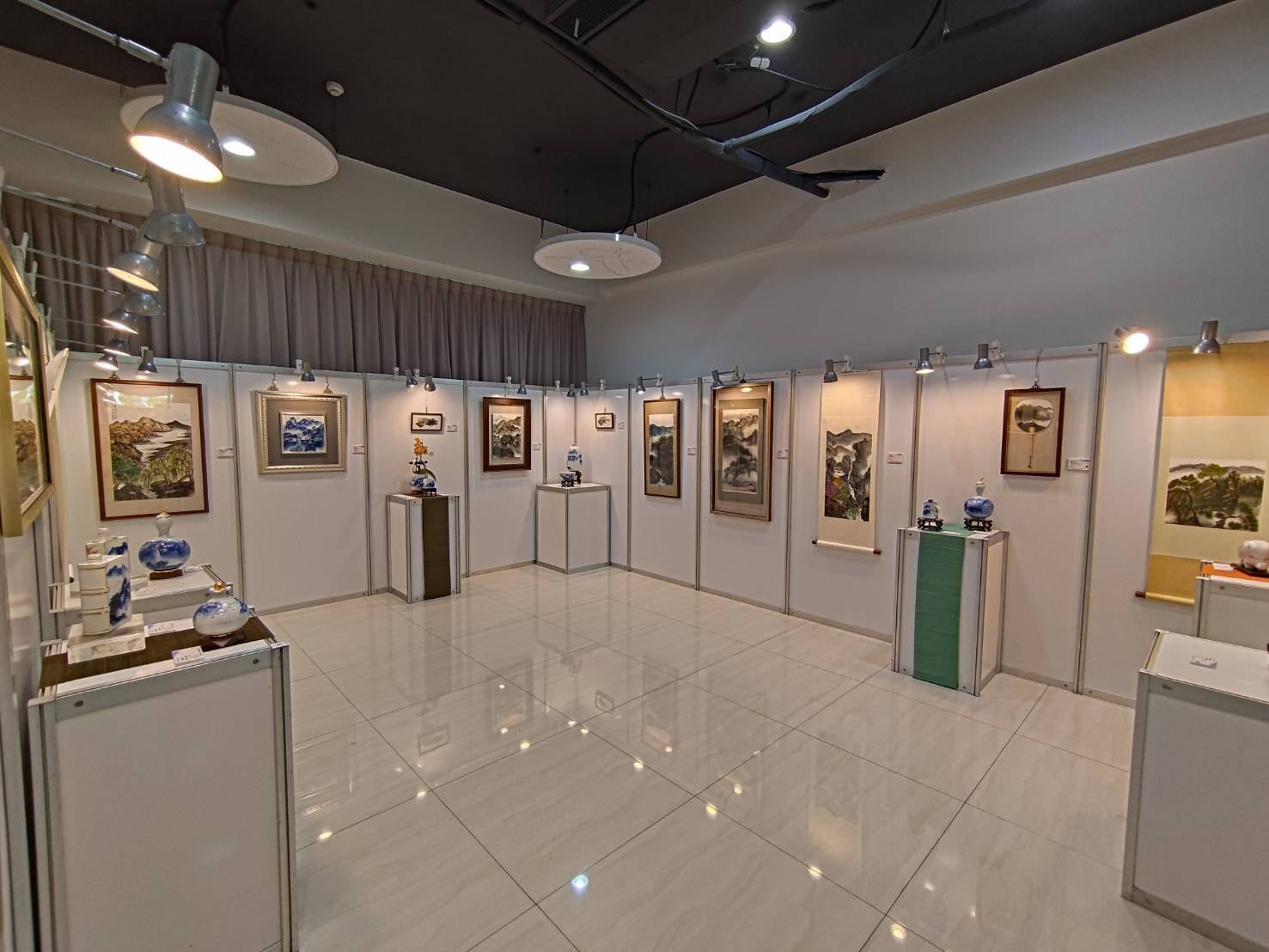 心月藝術中心學員響應慈善活動,聯合參展義賣。