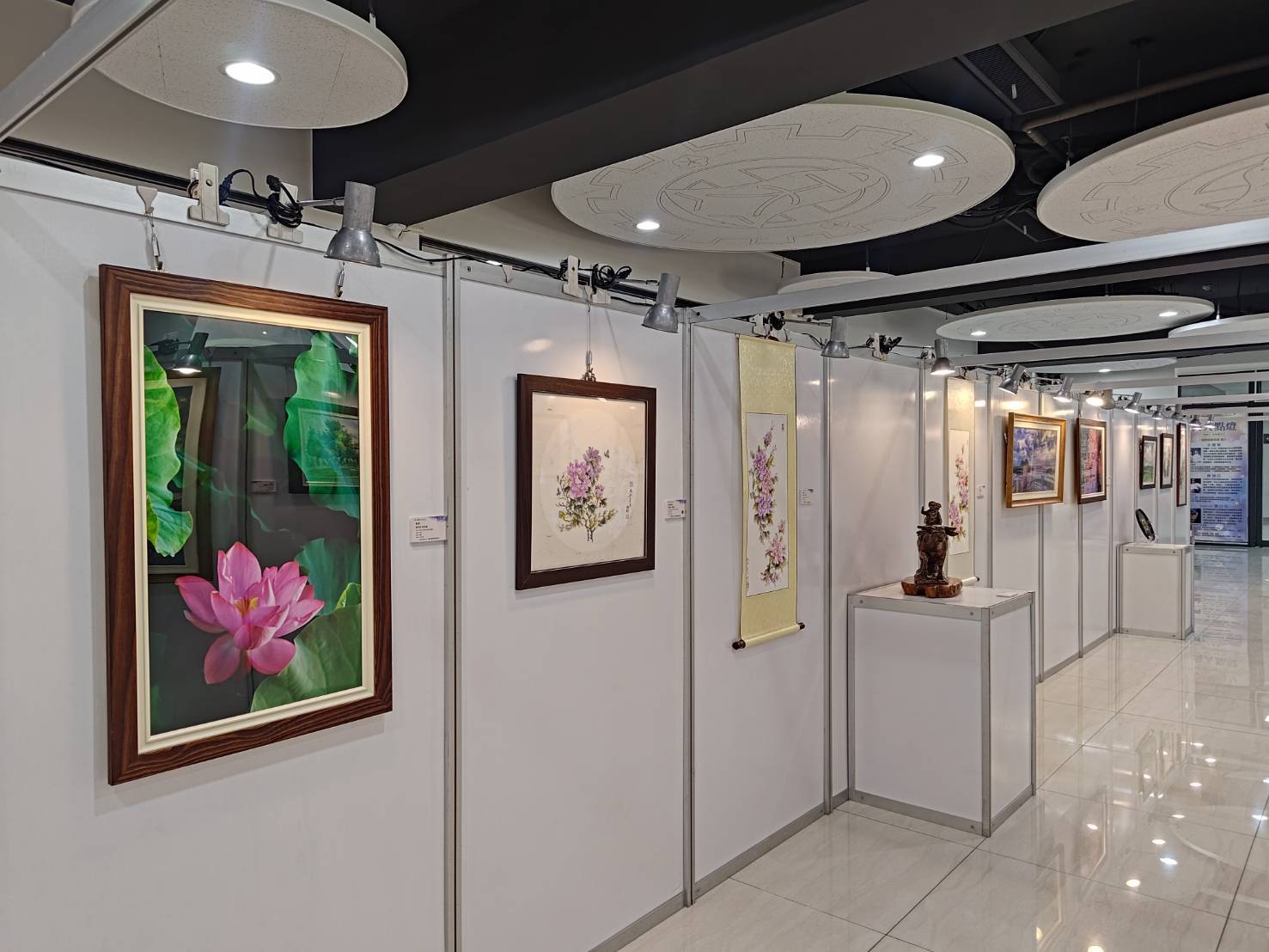 本次展覽作品媒材涵蓋青花瓷、油畫、銅雕、水墨、書法及攝影等,展現多元媒材的藝術震撼力。
