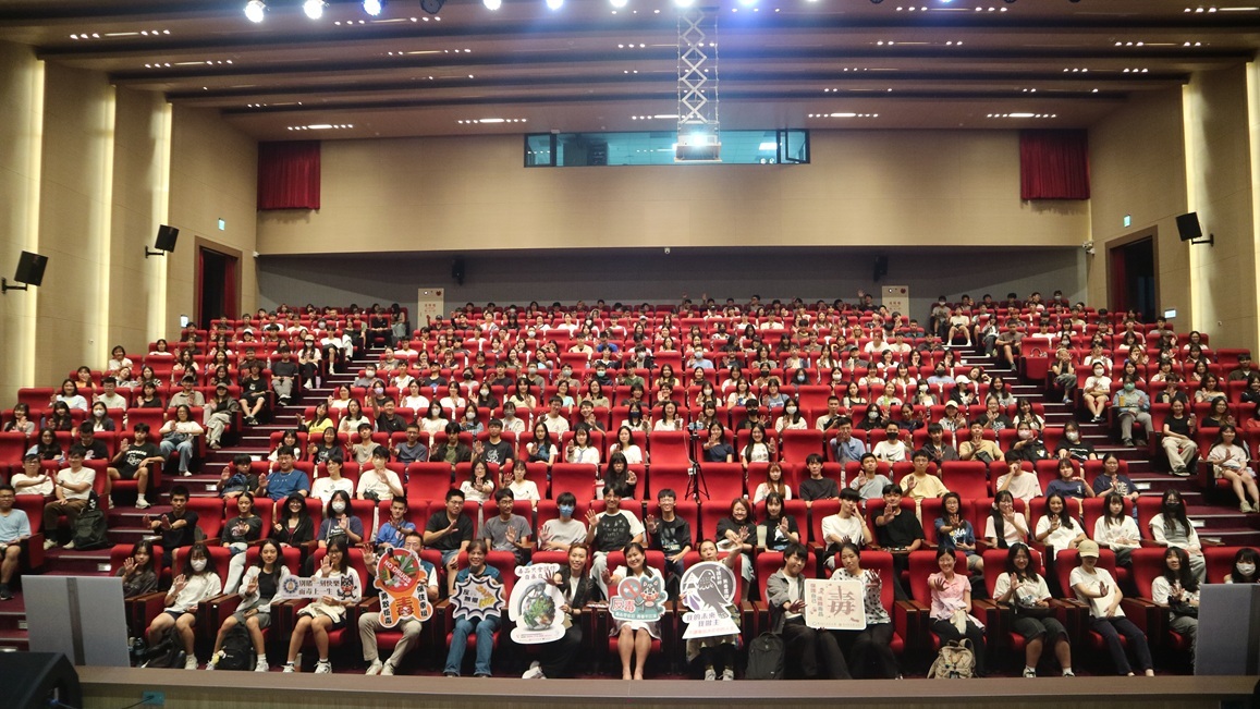 上劇團演員與全體參與人員合影共同拒毒